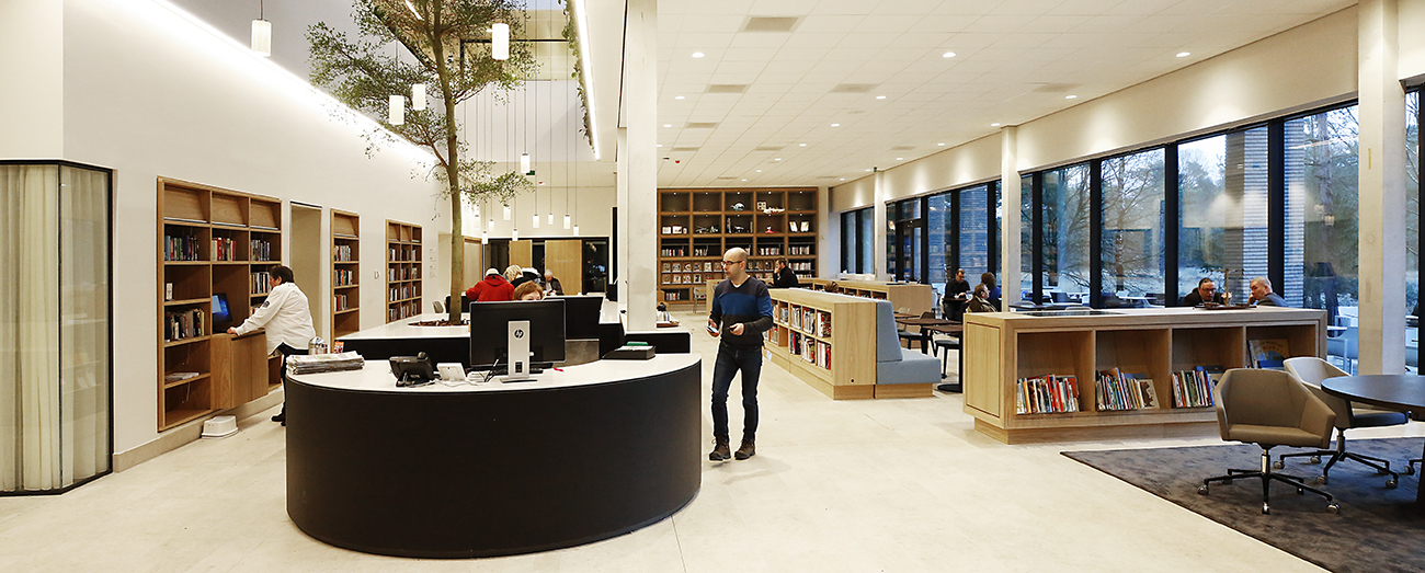 Grand Cafe en de bibliotheek in het Huis van Waalre