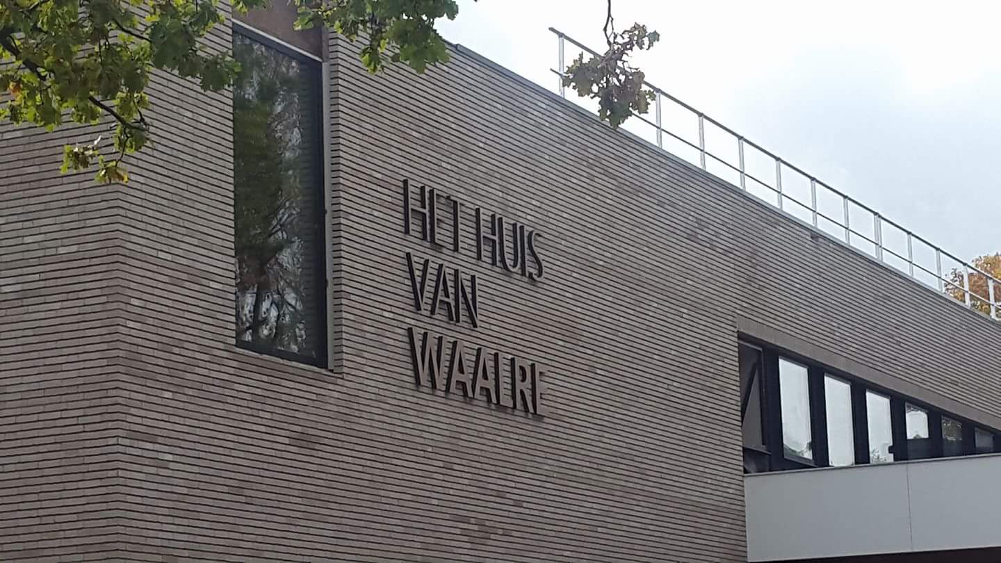 De gevel met daarop het logo van het Huis van Waalre