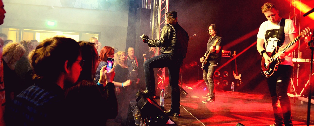 Een muziekband treedt op